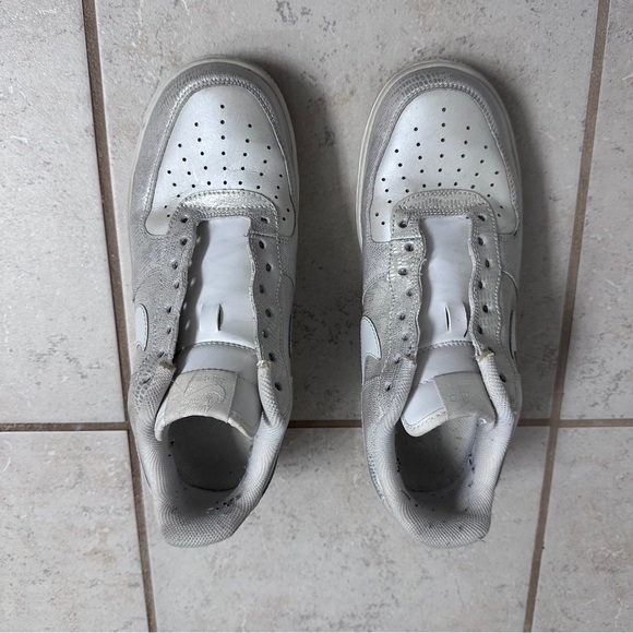 Size 9 NIKE AIR in White & Silver - Picture 11 of 12